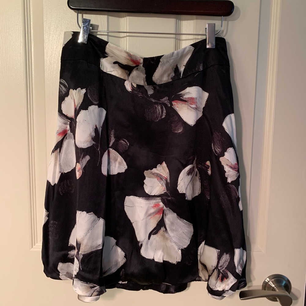 White House Black Market balloon hem skirt…..like new!